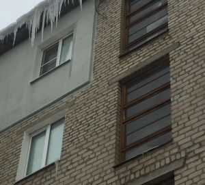 Жительницу Пензы чуть не убило обрушившейся с дома ледяной глыбой