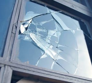 Родители были дома, когда 11-летний пензенский мальчик выпал из окна