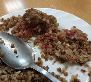 Ученики школы №66 пожаловались на сырые котлеты и недоваренную гречку