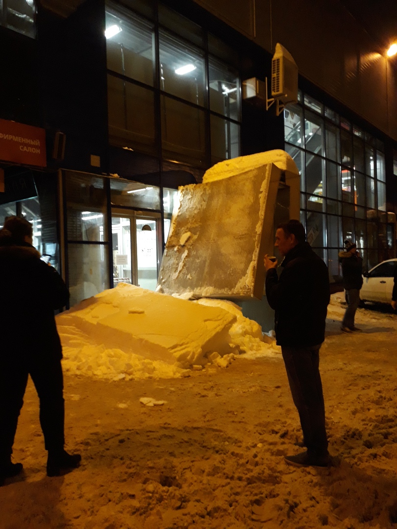 В крупном торговом центре Арбеково от снега рухнула часть входной конструкции