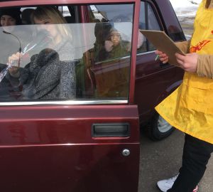 8 марта девушки Кузнецка соревновались в умении водить грузовики