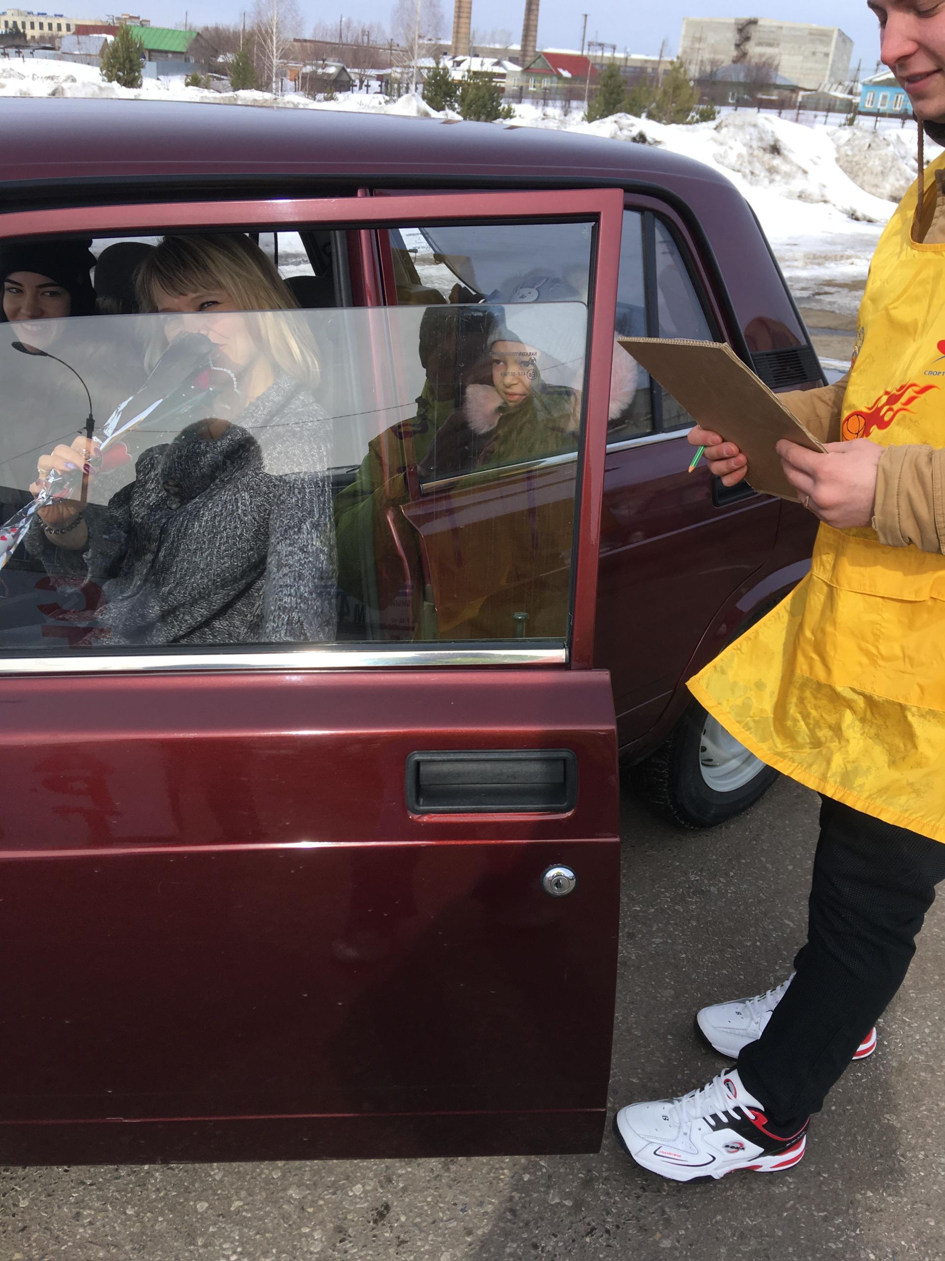 8 марта девушки Кузнецка соревновались в умении водить грузовики