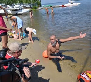 Параатлет Александр Кошкин отправляется на ночной заплыв