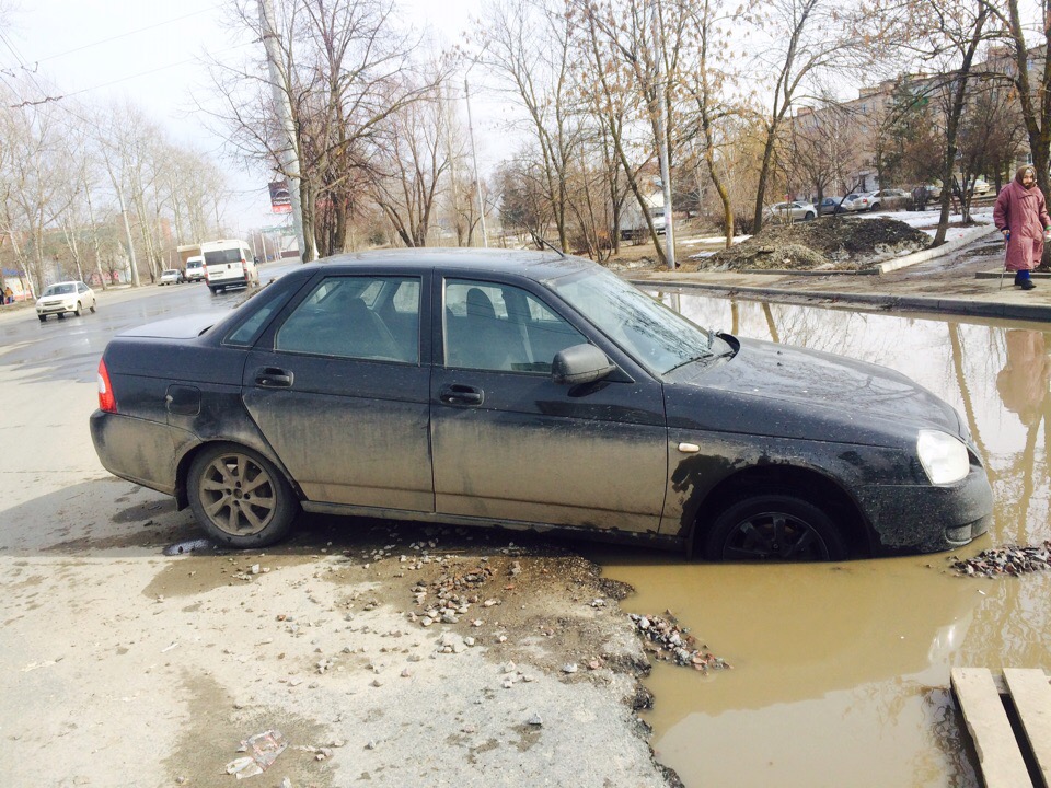 В Пензе на Шуисте "Приора" утонула в огромной луже