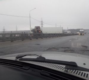 Трассу на Кузнецк перекрыла огромная фура