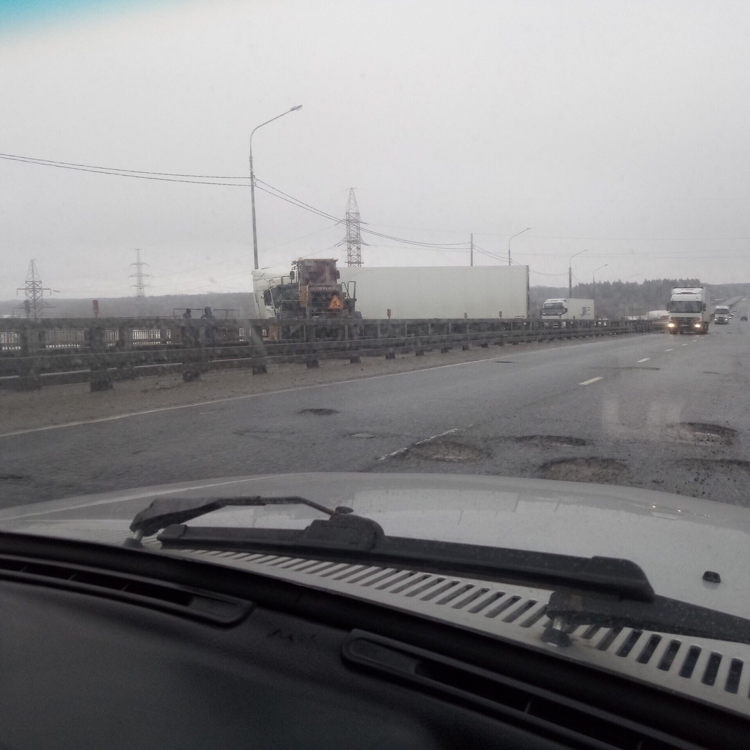 Трассу на Кузнецк перекрыла огромная фура