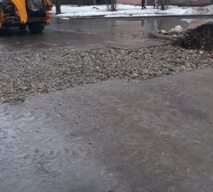 Провал асфальта на Клары Цеткин заделали