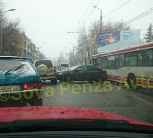 Движение на Западной поляне в Пензе блокировано из-за аварии