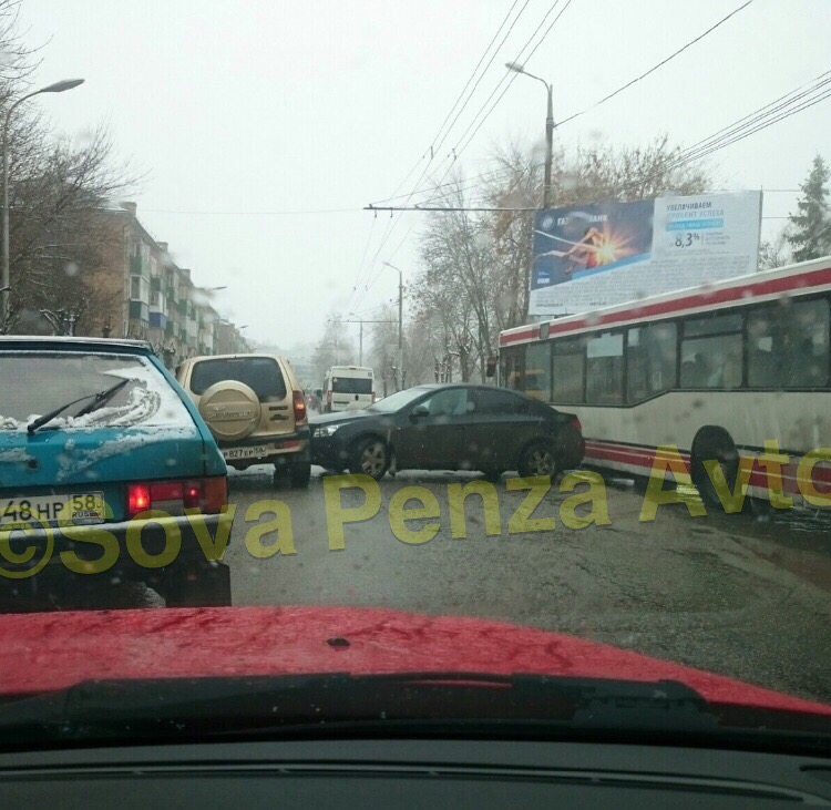 Движение на Западной поляне в Пензе блокировано из-за аварии