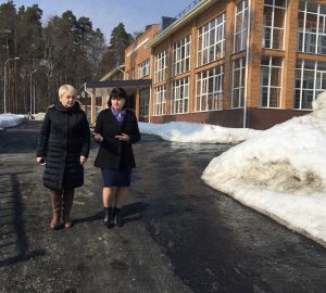 Ольга Чистякова передала витамины и сладости детскому реабилитационному центру в Кичкилейке