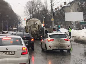Бетономешалка и грузовик перекрыли полосу движения на Луначарского