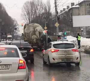 Бетономешалка и грузовик перекрыли полосу движения на Луначарского