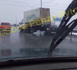 Последствия гололеда в Пензе: Мазда поднырнула под ГАЗель