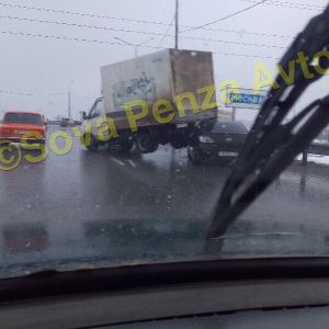 Последствия гололеда в Пензе: Мазда поднырнула под ГАЗель