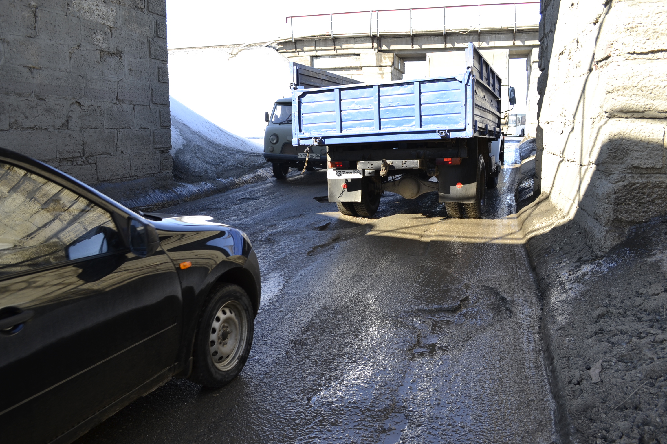 Ночью в Пензе провели мелкоямочный ремонт дороги в районе Бригадирского моста