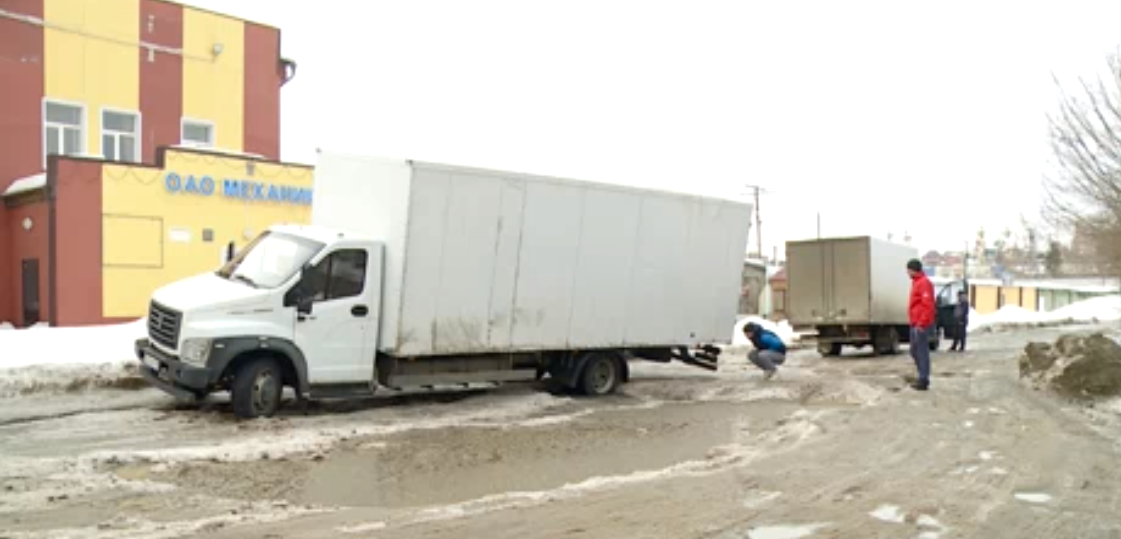 На улице Байдукова в Пензе застрял почтовый грузовик