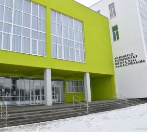 На стенах новой школы № 66 Пензы возникли продольные трещины