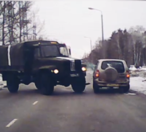 Жители Заречного сняли на камеру дрифтующий военный грузовик