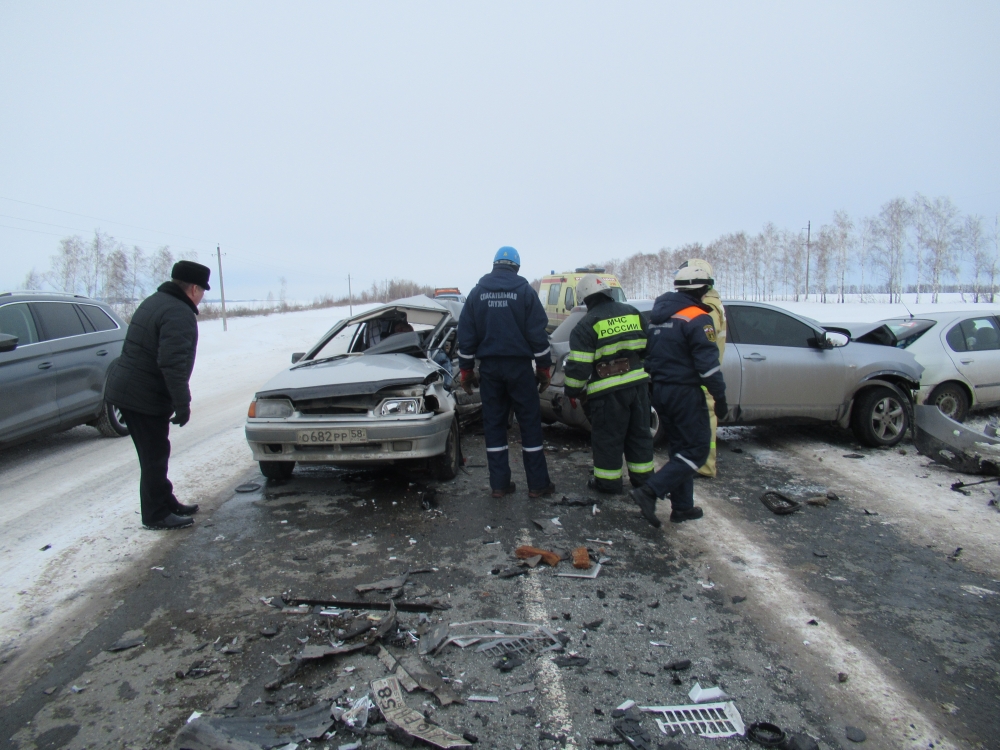 Тела погибших при аварии на трассе "Пенза-Сердобск" пришлось буквально "вырезать" из машины