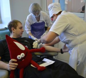 Пензенские мужчины пожертвовали кровь ради дам в честь 8 марта