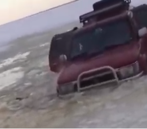 Пензенские рыбаки утопили внедорожник, устроив дерби  на тонком льду