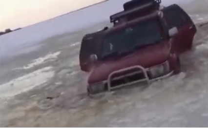 Пензенские рыбаки утопили внедорожник, устроив дерби  на тонком льду