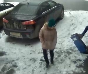 Пензенские школьницы разворотили урну в поисках недокуренного «бычка»