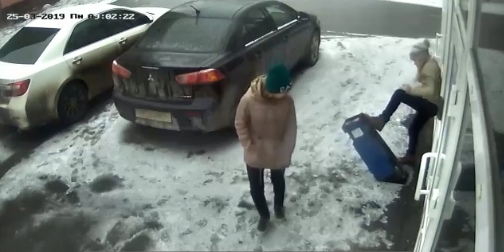 Пензенские школьницы разворотили урну в поисках недокуренного «бычка»