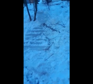 В Сердобске снежная глыба, сошедшая с крыши многоэтажки, чуть не убила ребенка – очевидцы
