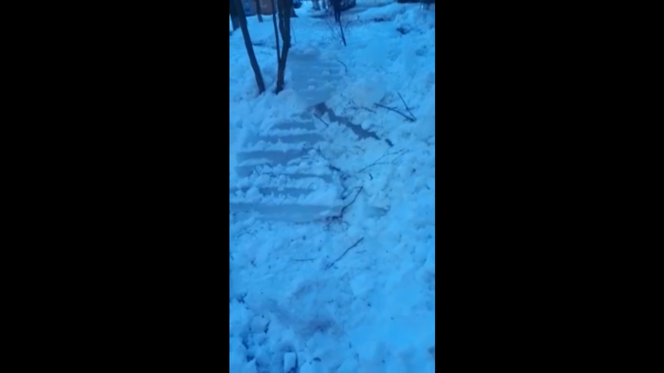 В Сердобске снежная глыба, сошедшая с крыши многоэтажки, чуть не убила ребенка – очевидцы