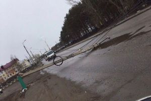 В Пензе на улице Светлая упавший столб перегородил половину дороги