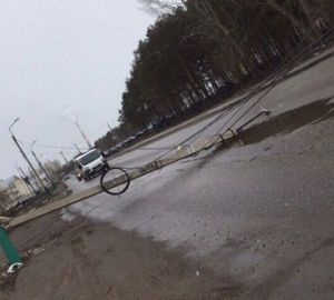 В Пензе на улице Светлая упавший столб перегородил половину дороги