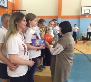 Участники семейных спортивных соревнований получили подарки от Ольги Чистяковой