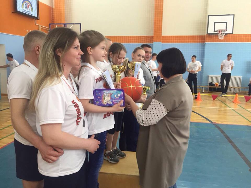 Участники семейных спортивных соревнований получили подарки от Ольги Чистяковой