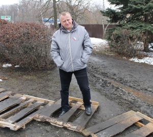 Тропинка из "танцующих" в грязи поддонов заменила жителям Западной поляны пешеходную дорожку