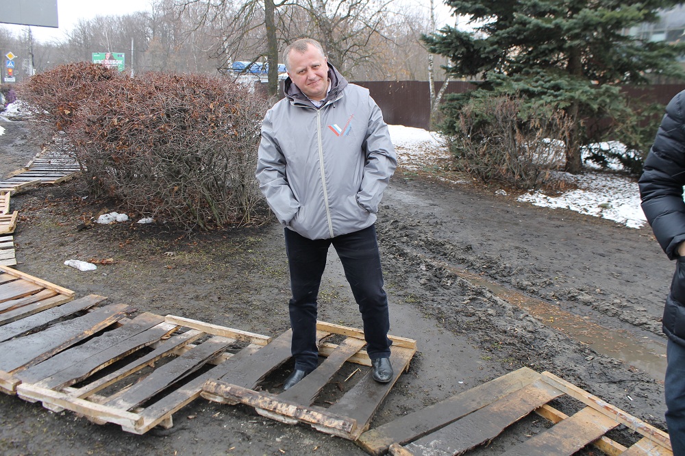 Тропинка из "танцующих" в грязи поддонов заменила жителям Западной поляны пешеходную дорожку