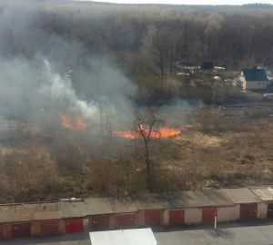 Огонь в полях за Арбеково может перекинуться на жилые кварталы