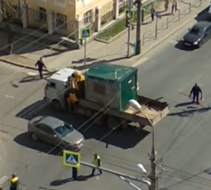 Пробки больше нет: в центре Пензы КАМАЗ, запутавшийся в проводах, сумел выбраться и уехать