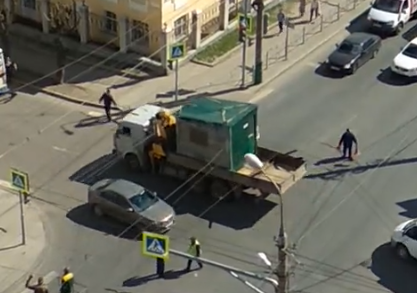 Пробки больше нет: в центре Пензы КАМАЗ, запутавшийся в проводах, сумел выбраться и уехать