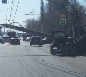 В Пензе столб, рухнувший на иномарку, угрожающе повис на проводах