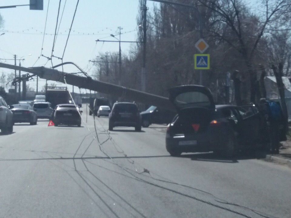 В Пензе столб, рухнувший на иномарку, угрожающе повис на проводах