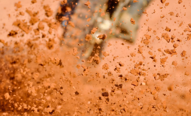 В Пензе две "скорые", застрявшие в грязи, вытаскивали всем миром