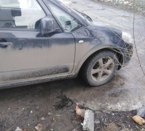 Кирпичи разрушающегося дома в Пензе «обстреляли» легковушку