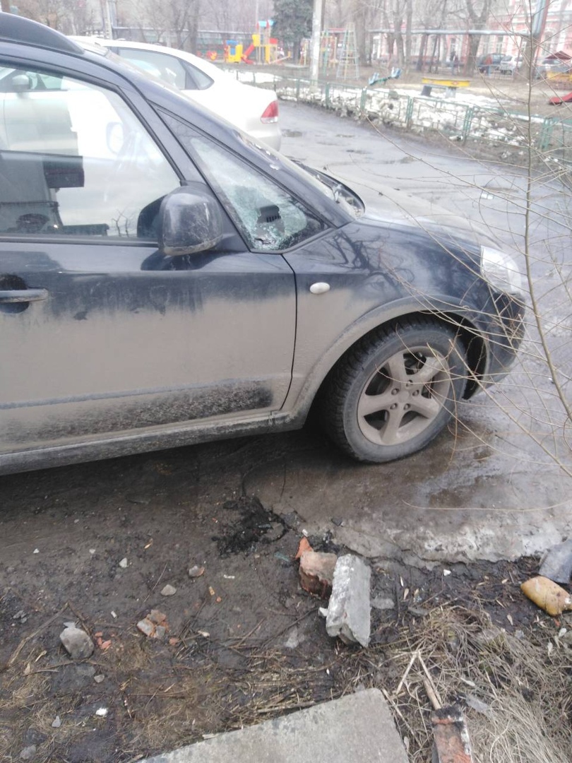 Кирпичи разрушающегося дома в Пензе «обстреляли» легковушку