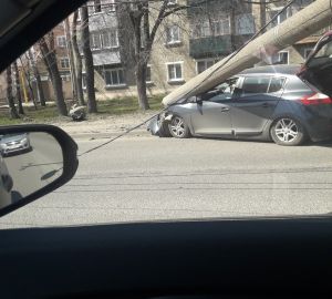 В региональном УГИБДД прокомментировали ДТП с упавшим на иномарку столбом