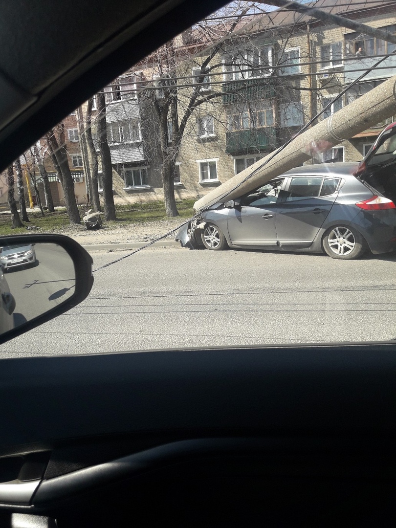 В региональном УГИБДД прокомментировали ДТП с упавшим на иномарку столбом