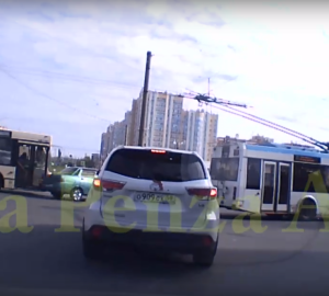 В Пензе пассажирский автобус столкнулся с легковушкой. Видео