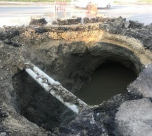 Это провал! Двухметровую яму на проспекте Строителей снова копают!