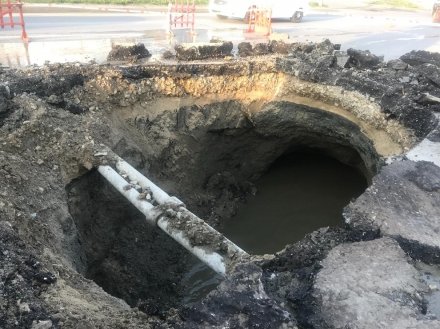 Это провал! Двухметровую яму на проспекте Строителей снова копают!