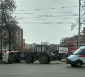 Как? В Пензе трактор перевернул легковушку на бок